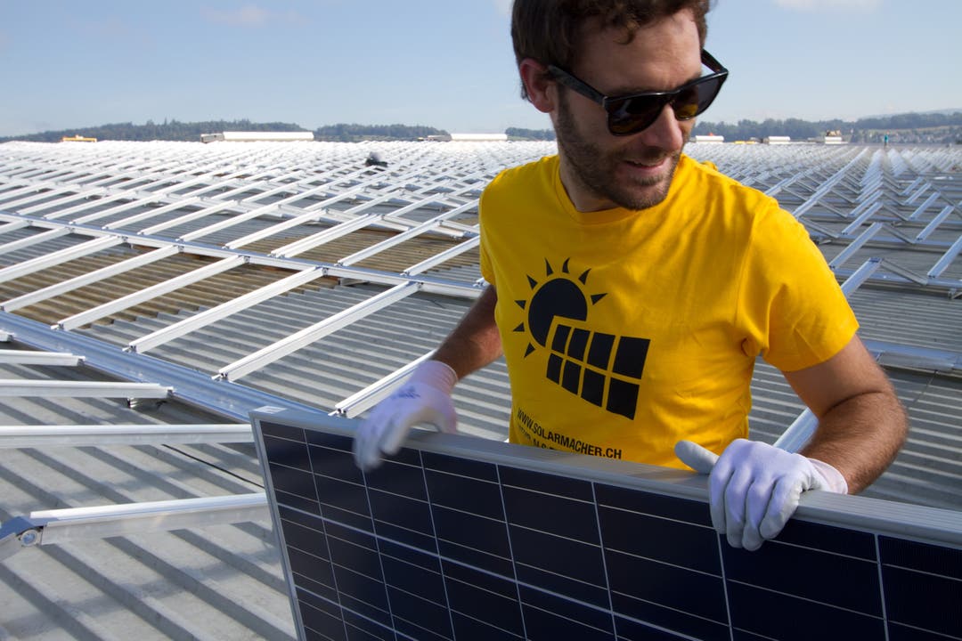 Bei der Montage der Solarpanels auf der Ferrohalle B in Wohlen halfen auch freiwillige «Solarmacher» von Greenpeace mit