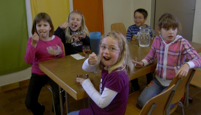 Schoggicreme und viel Spass: Die Kinder gehen gerne zum Mittagstisch. pst