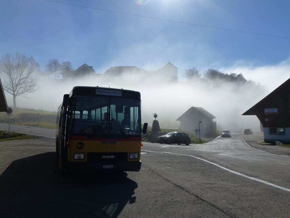 Das Postauto fährt Mittwochs, Samstags, Sonntags und an Feiertagen auf den Berg. Egal wie das Wetter tickt. Am Mittwoch, 24. Oktober 2012 lag die Nebelgrenze gleich unter dem Kurhaus Weissenstein