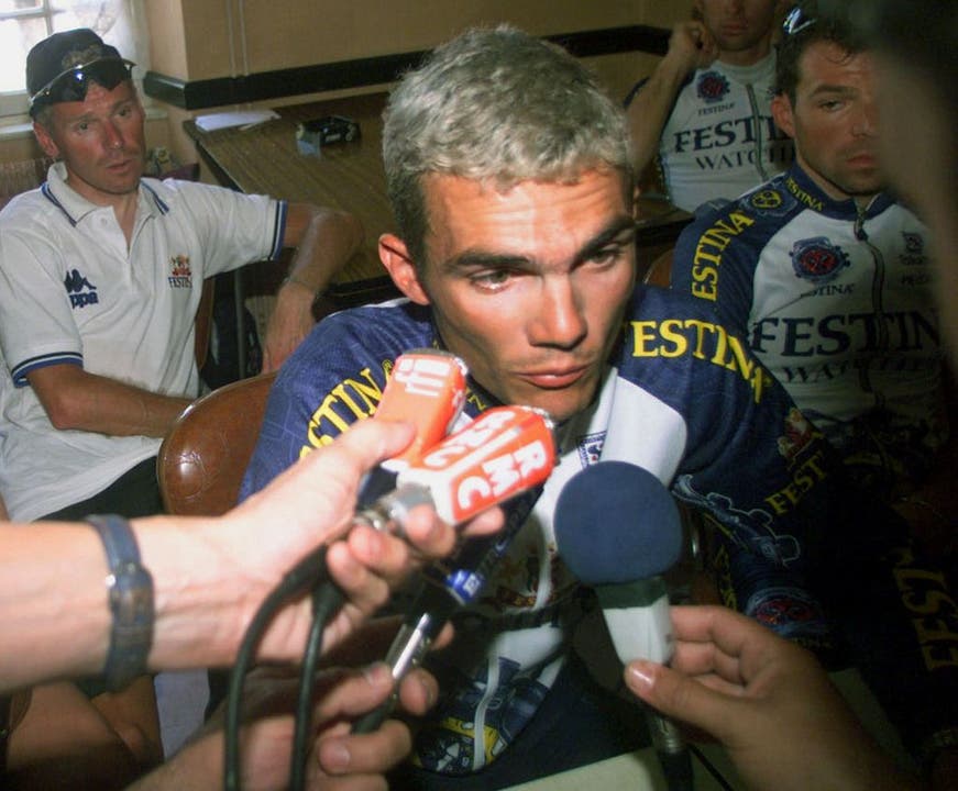 Festina Skandal Mit 400 Ampullen Epo wird ein Festina-Teambetreuer 1998 an der Tour de France festgenommen. Die Mannschaft mit den Stars Richard Virenque (Bild) und Alex Zülle wird ausgeschlossen. Viele Teams treten die Flucht an. Nur 14 von 21 Mannschaften beenden die Skandal-Rundfahrt in Paris.