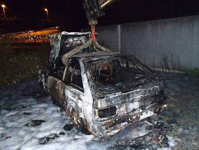 Das Auto wurde bei dem Brand vollständig zerstört