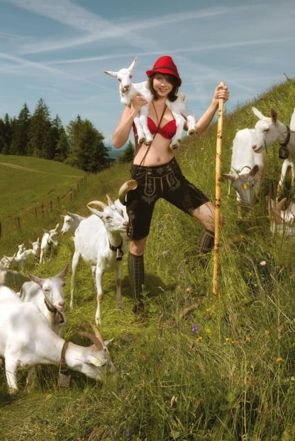 Marlene aus Obwalden ist auf einer Rinderalp aufgewachsen, fürs Foto posiert sie mit Geissen