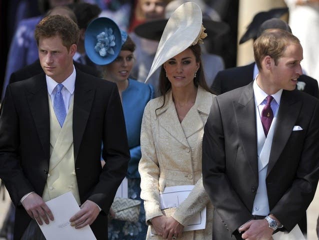 Prinz William und seine Frau Kate sowie Prinz Harry (v.r.n.l.) werden die Olympische Flamme in Empfang nehmen (Archiv)