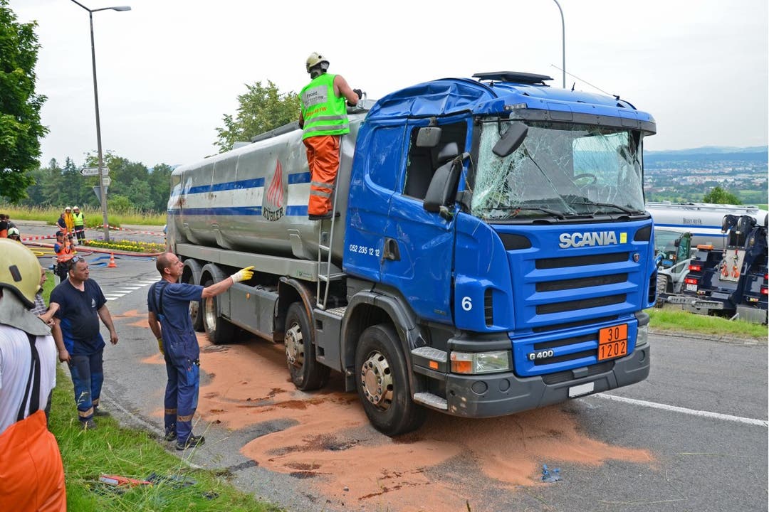Fällanden: Tanklastwagen auf die Seite gekippt