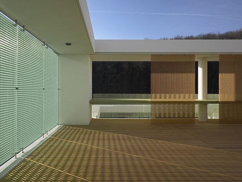 Umschlossener Aussenraum der Terrassenbebauung mit den Glasfaser-Kunststoffelementen
