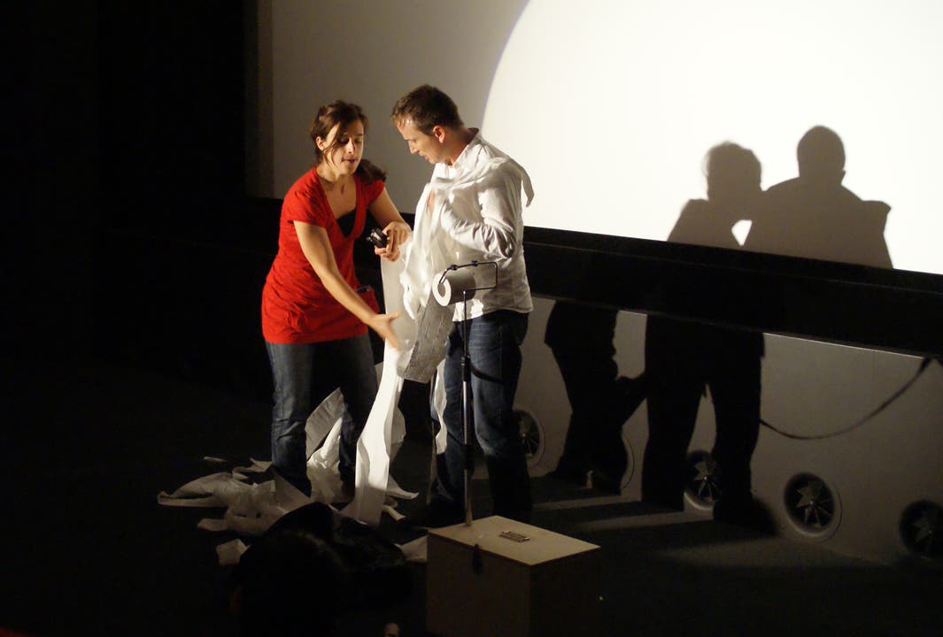 200310.jpg Natalie Santos und Martin Kaufmann beim verzweifelten Einsatz in der Toilettenpapier-Fabrik