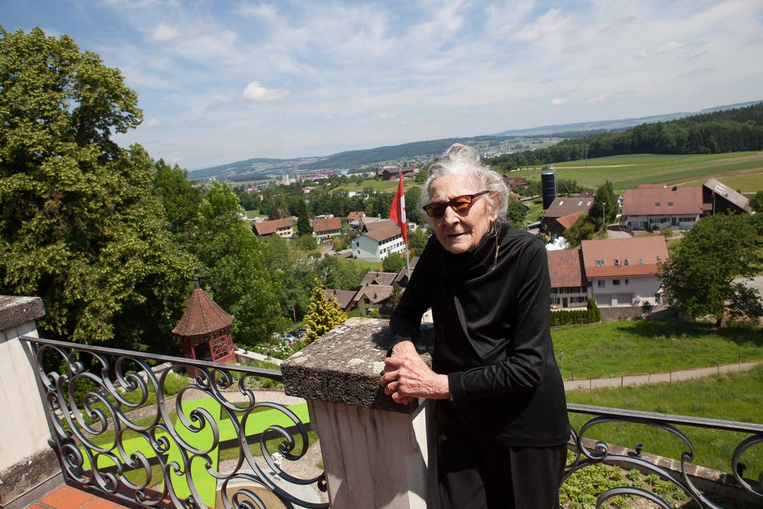 Hilfiker Schloss-Tore für Theater geöffnet: Louise Schellenberg auf einem Balkon.