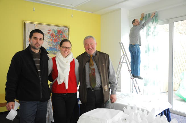 Noch gibt es viel zu tun: «Schützen»-Wirt Hans Schneider (rechts) mit Tochter Manuela und Sohn Peter.