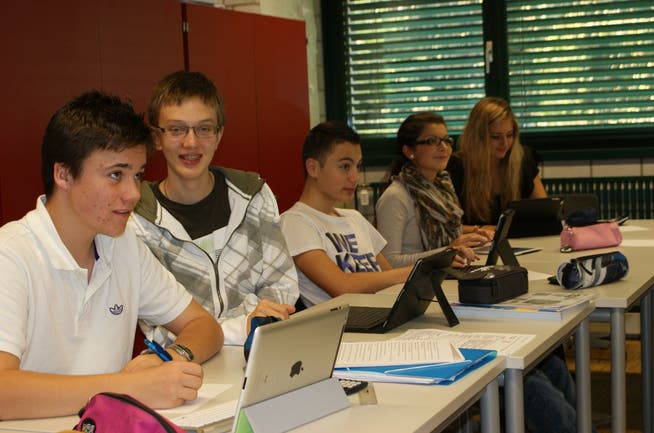 Die Jugendlichen lernen mithilfe ihrer iPads, wie es zur Staatsverschuldung Griechenlands kam. NRO