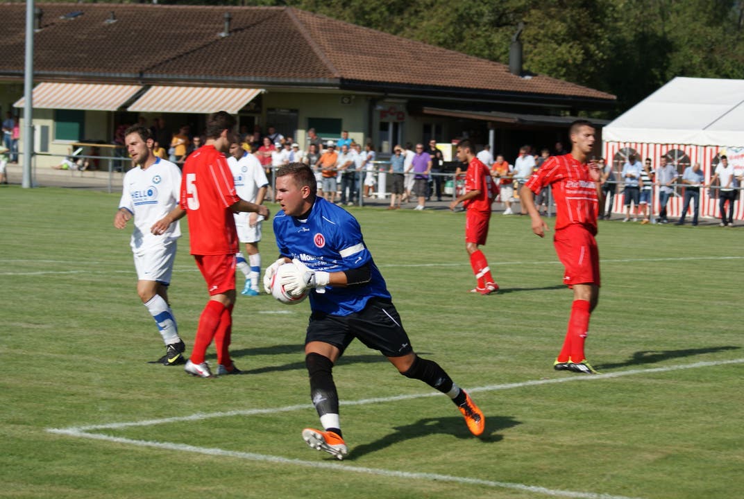 Ersten Auftritt des FC Dietikon in der 2. Liga Inter Torhüter Markus Würsten schnappt sich den Ball.