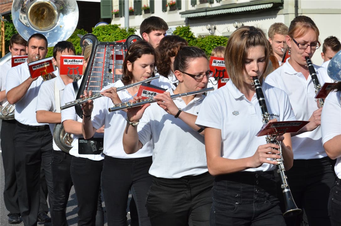 Marschmusikparade: Wind Band aus Biberist...