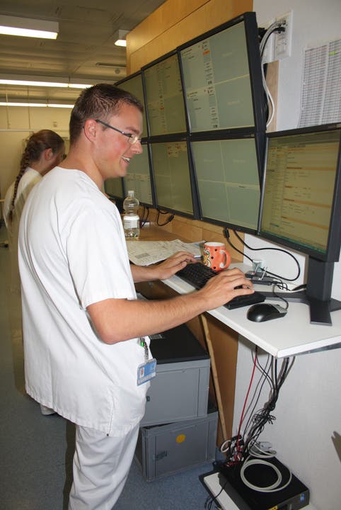  Benedikt Birnbacher bei der Arbeit auf der Notfallstation im KSB