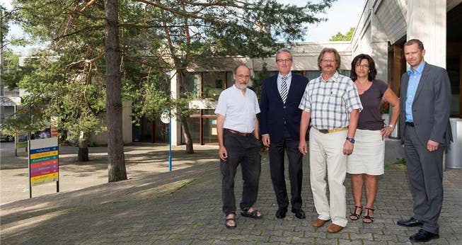 Sie wollen in einem Jahr zwei statt nur eine Tägi-Vorlage (von links): Leo Scherer (Wettigrüen), Fritz A. Zanzerl (IG Wettingen), Jürg Baumann (SVP), Sybille Glauser (IG Wettingen) und Daniel Notter (IG Wettingen) vor dem rund 40 Jahre alten Tägi.