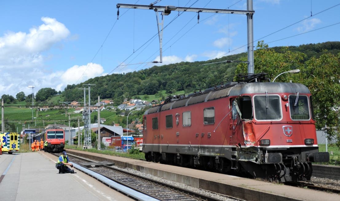 Unmittelbar am Bahnhof Döttingen kam es zu einem Zusammenstoss einer S-Bahn mit einer Güterlokomotive