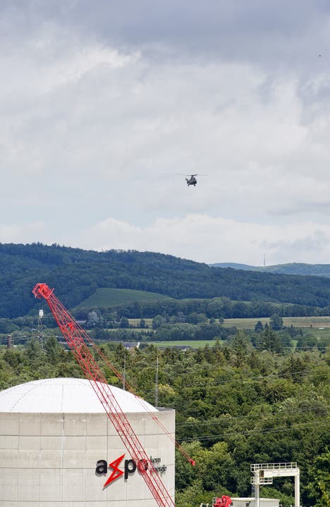 Der Helikopter fliegt das AKW Beznau an