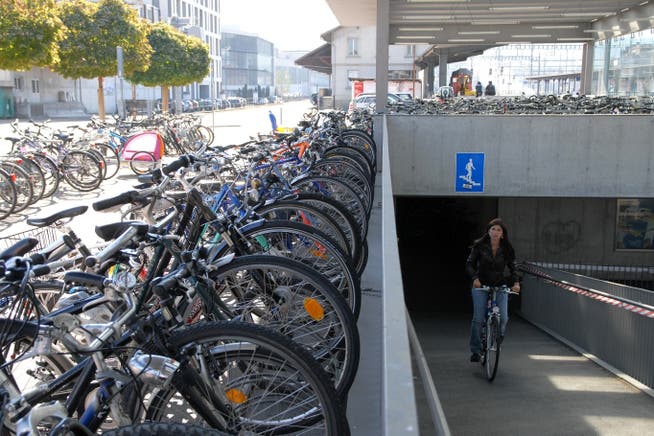 Eine Velofahrerin in Brugg hat die Auswahl aus rund 1000 Veloparkplätzen in unmittelbarer Nähe des Bahnhofs. Walter Schwager