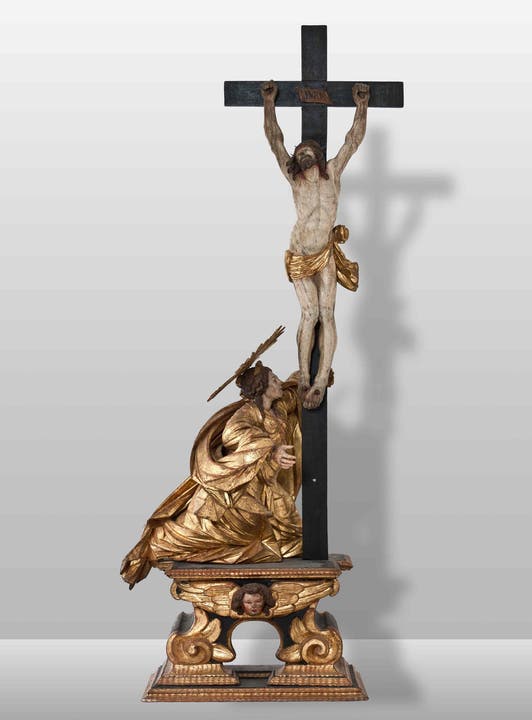  Das Kruzifix mit Maria Magdalena konnte der Werkstatt des Luzerner Bildschnitzers Hans Ulrich Räber zugeschrieben werden. Es ist um 1660 entstanden und befindet sich im Domschatz von St. Ursen. (Foto: Kantonale Denkmalpflege)