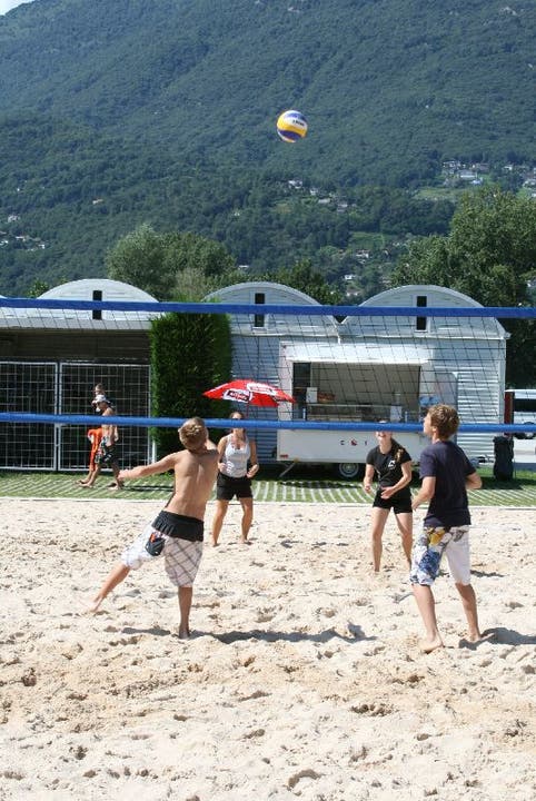 Beach-Volleyball direkt am Ufer des Lago Maggiore