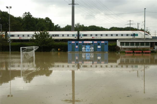 Was 2005 geschah, ist auch die nächsten sieben Jahre möglich: Überflutung des Fussballplatzes Scintilla in Luterbach. Hanspeter Bärtschi
