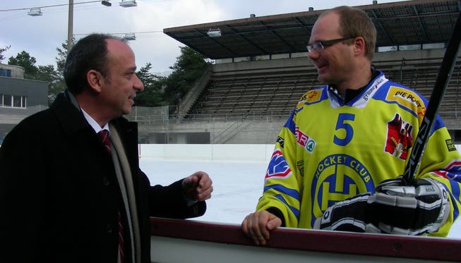 Gemeindeammann Markus Dieth und Hockeyspieler André Wetzel auf dem Eisfeld des Tägi. Foto: Dieter Minder