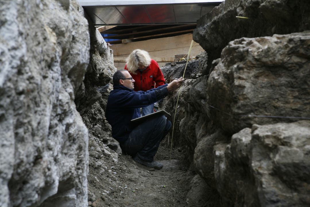  Ylva Backman (wissenschaftliche Mitarbeiterin) und Carmelo Porto (archäologischer Ausgräber) untersuchen die Fundstelle an der Berntorstrasse.