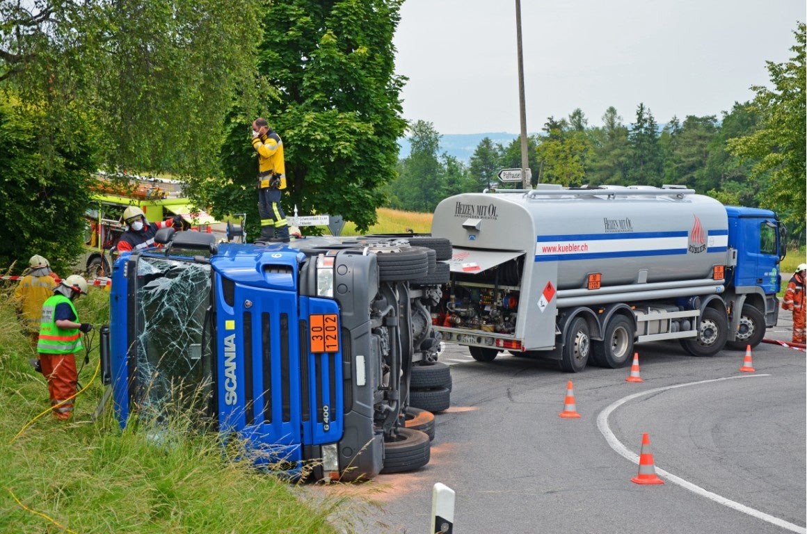 Fällanden - Vollbeladener Heizöl-Tanklastwagen Umgekippt