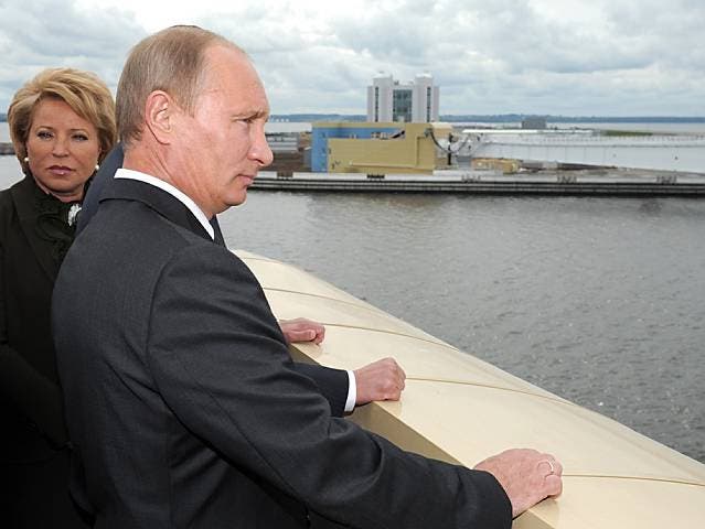 Putin und die Bürgermeisterin von St. Peterburg, Walentina Matwijenko, bei der Einweihung