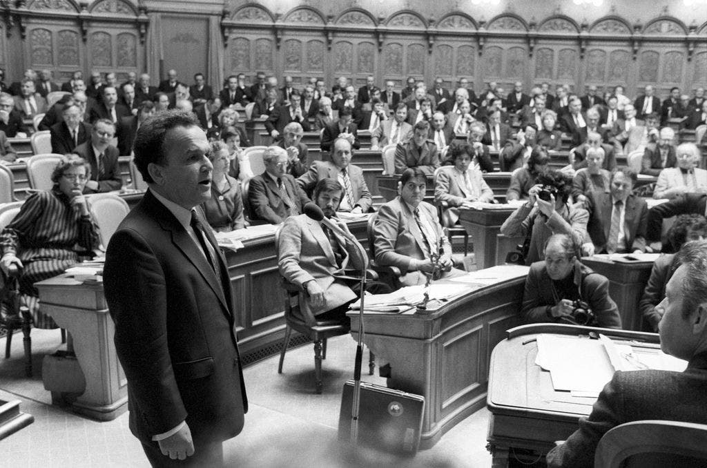 Otto Stich wurde an Stelle von Lilian Uchtenhagen in den Bundesrat gewählt. Am 7. Dezember 1983 erklärte er Annahme der Wahl.