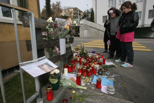 Passanten nehmen Anteil am Schicksal von Lucie Trezzini, die im alten Mietshaus an der Landstrasse in Rieden umgebracht wurde