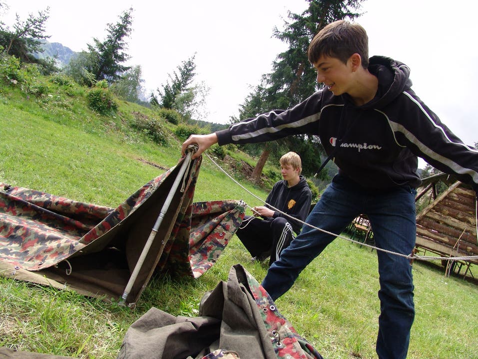 Dario und Fabian erstellen Zelte aus Militärblachen