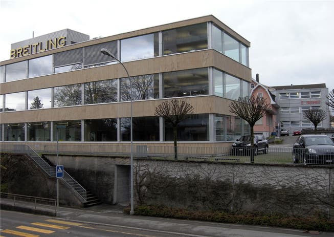 Die Breitling (links) hat das Gebäude der W. Siegrist AG (rechts hinten) für eine Ausbau gekauft.