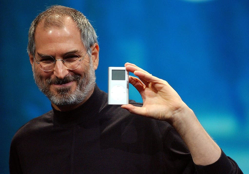iPod-Player und Musikdownloads Steve Jobs mit einem iPod-Musikplayer.