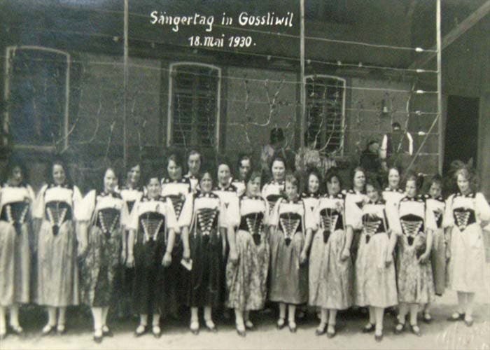  Junge Sängerinnen am Sängertag in Gossliwil (1939).