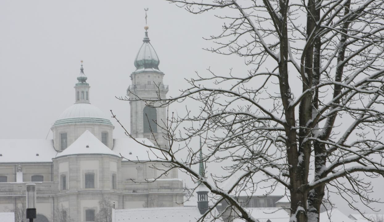 Die St. Ursenkathedrale im Schnee.