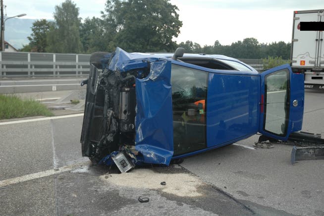 Auto überschlägt sich bei Selbstunfall auf der A5 auf Gemeindegebiet von Luterbach
