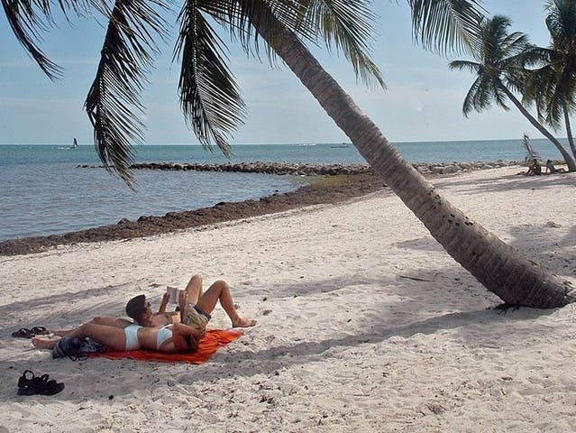 Zwei Touristen liegen am Strand
