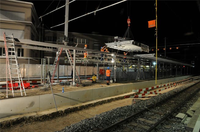 In den vergangenen drei Nächten wurde der erste Teil des neuen Perrondachs auf dem WSB-Bahnhof Aarau montiert.