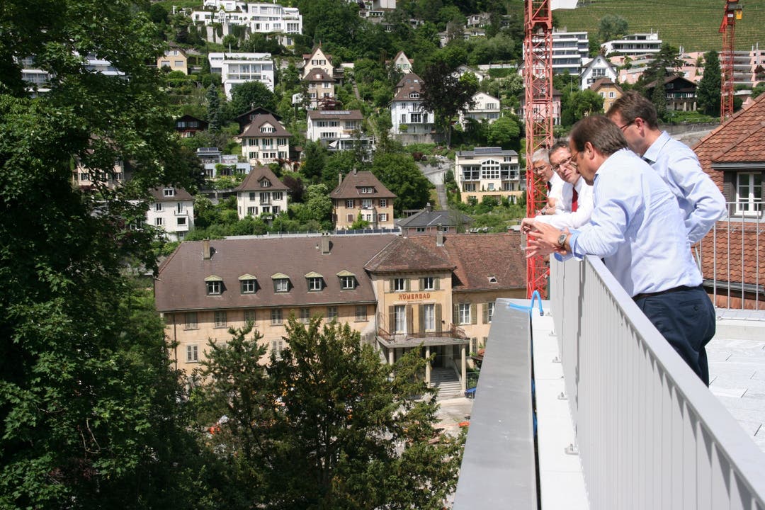 Benno Zehnder, VR-Präsident der Verenahof AG, erklärt Urs Hofmann von der Terrasse des Hauses am Park, wo das Botta-Bad hinkommen soll