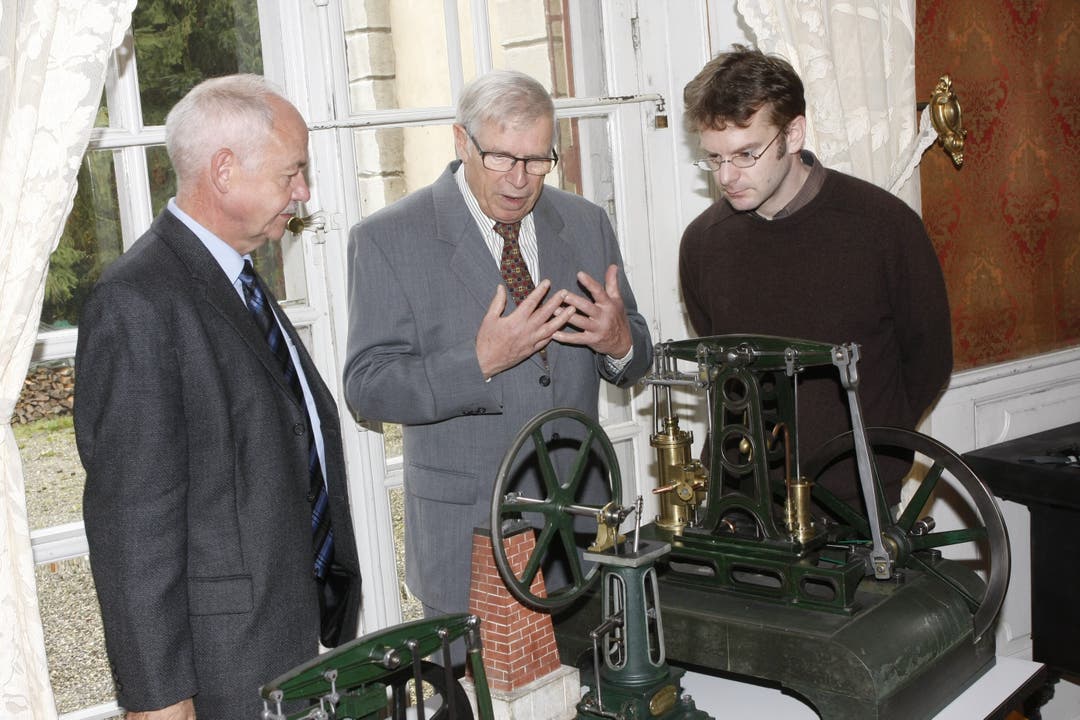  Felix Strässle (CEO Regio Energie), Heinz Uhlmann, der bei der Restauration der Objekte mitwirkte, und Erich Weber (Konservator Museum Blumenstein) (Foto: Andreas Kaufmann)