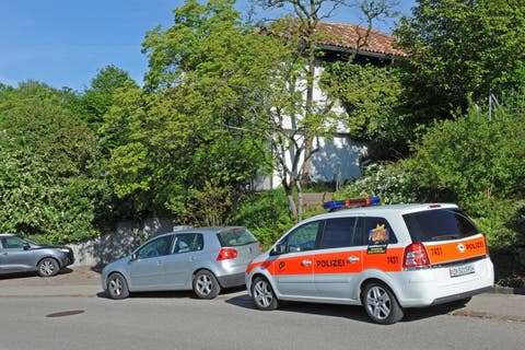 Die Polizei heute Morgen vor Walter Roderers Haus in Illnau.