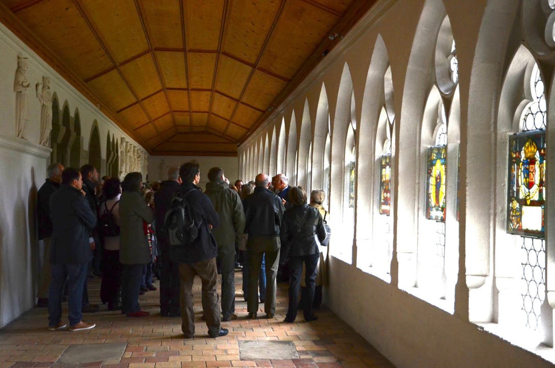 Am Sonntag lauschten rund 90 Besucher den Ausführungen des Klosterführers über die Glasfenster im Kreuzgang des Klosters Wettingen.