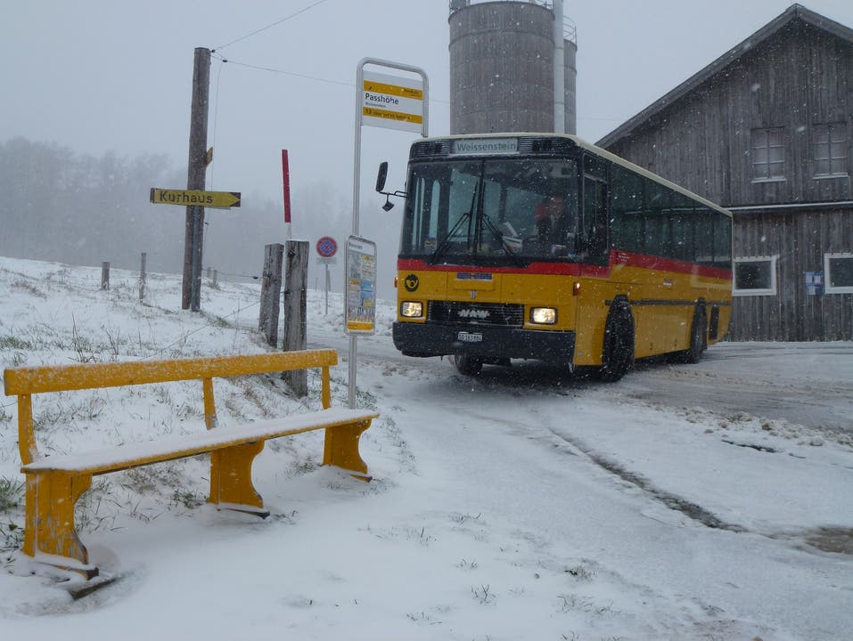 Postauto fährt bei schönem Wetter und auch bei Schnee auf den Weissenstein