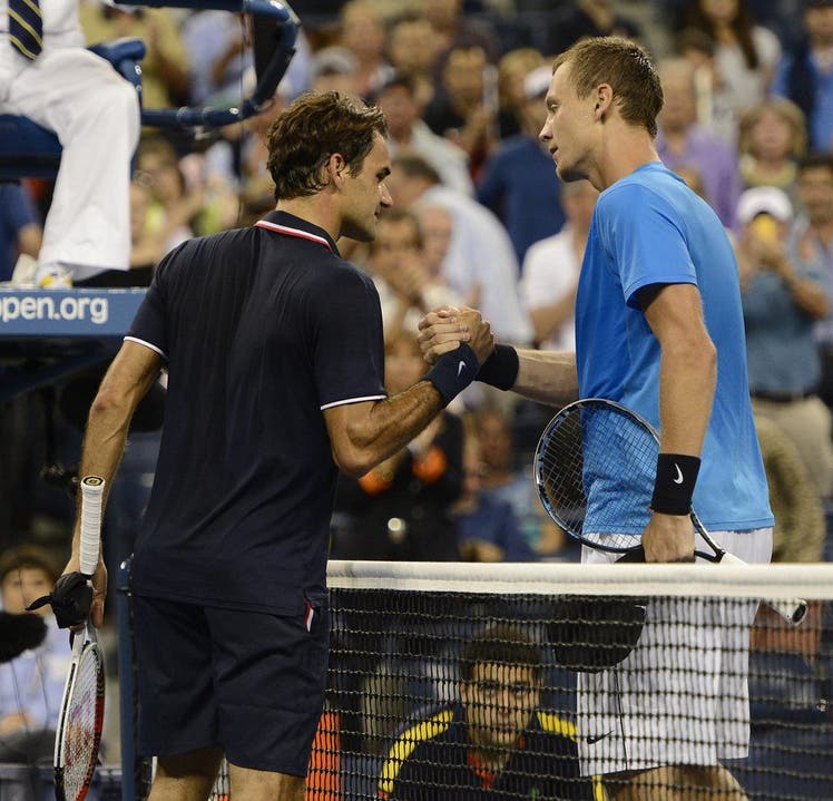 Ungewohntes Bild und auch etwas verkehrte Welt: Verlierer Federer gratuliert Sieger Berdych.