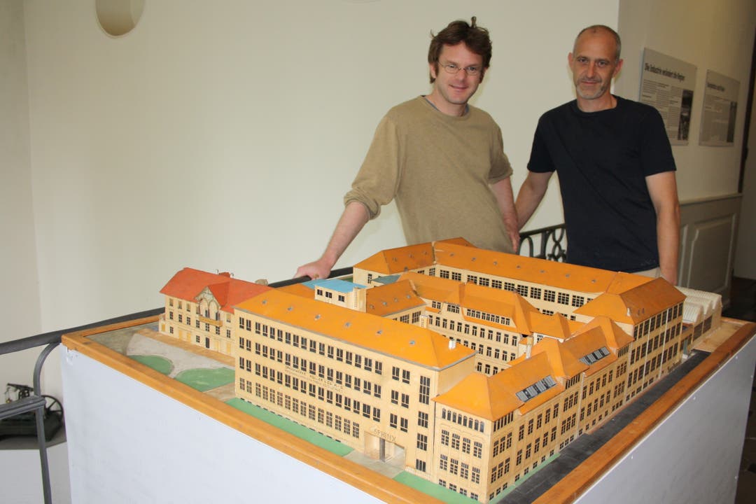 Museumkonservator Erich Weber und Ausstellungsmacher Werne Feller mit dem Modell der Sphinx-Werke von ca