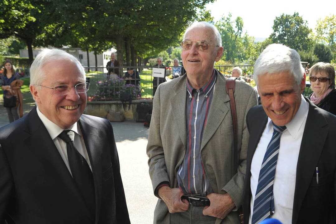 Christoph Blocher,Helmut Hubacher und Rudolf Strahm vor der Kirche.