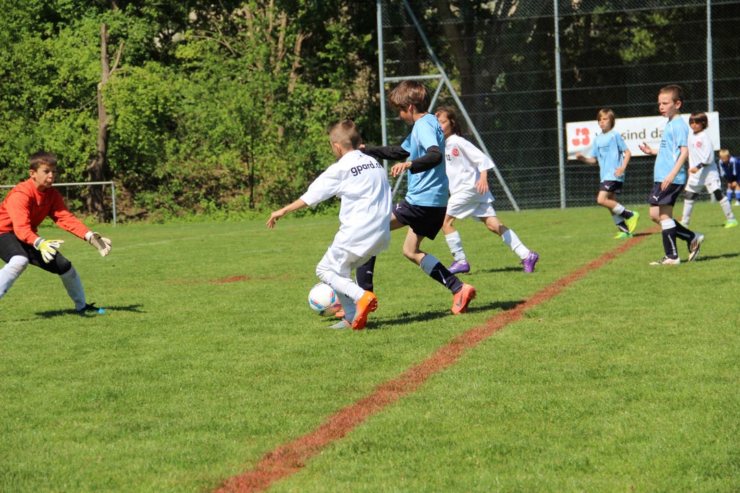 FC Regensdorf Ea in blau gegen FC Dietikon in weiss