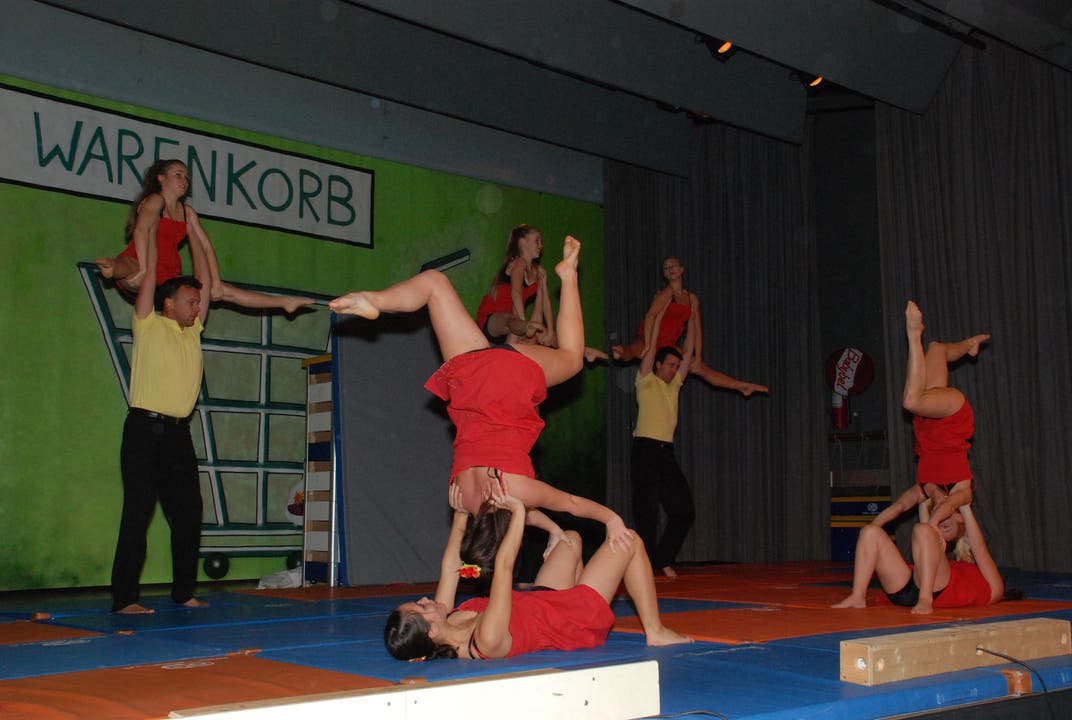 1-Die Aktiven zeigen ihr akrobatisches Können