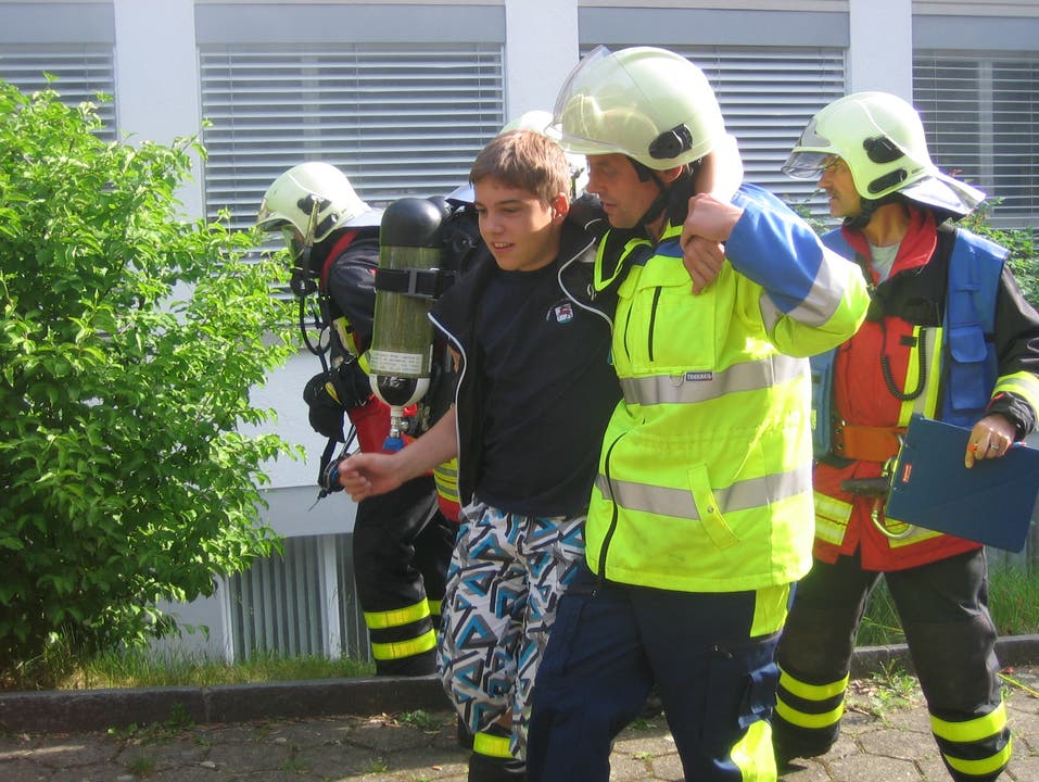 21 Atemschutztrupps aus sechs Feuerwehren evakuierten 53 Schülerinnen und Schüler aus dem Schulhaus in Schöftland.