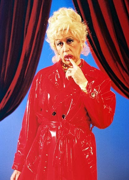 Debbie Mötteli mit rotem Lackleder-Mantel
