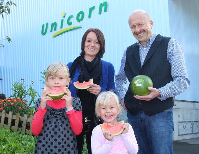 Die Sieger: Justine (6) und Hailey (4), ihre Mutter Jane Lehmann und Unicorn-Inhaber Kurt Heimberg geniessen das Produkt des Jahres, die Freiämter Wassermelonen. aw
